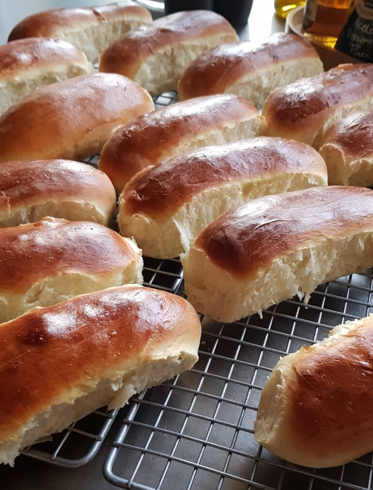 Hjemmebagte pølsebrød